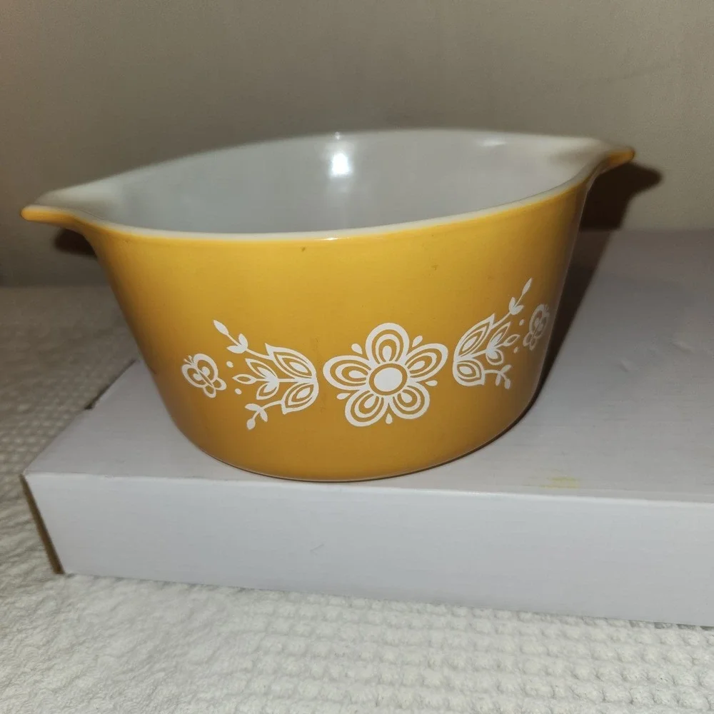 Vintage Pyrex Golden Butterfly White Floral Bakeware 1 QT 473